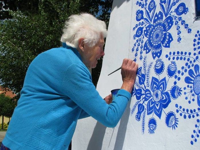 t مادربزرگ 90 ساله ای که نقاشی می کند